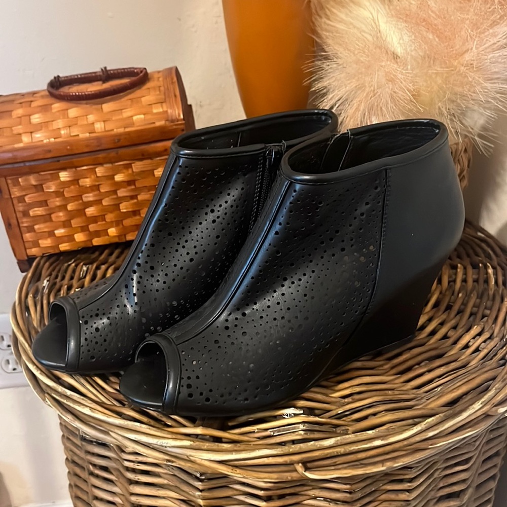 Black Wedge Peep Toe Shoe/ 3 Inch/Side Zipper/ Size 10/ Cato